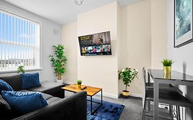 Two Bedroom Apartment - Single Beds - Accommodates 3 - Street Parking - Top Rated -Wbb