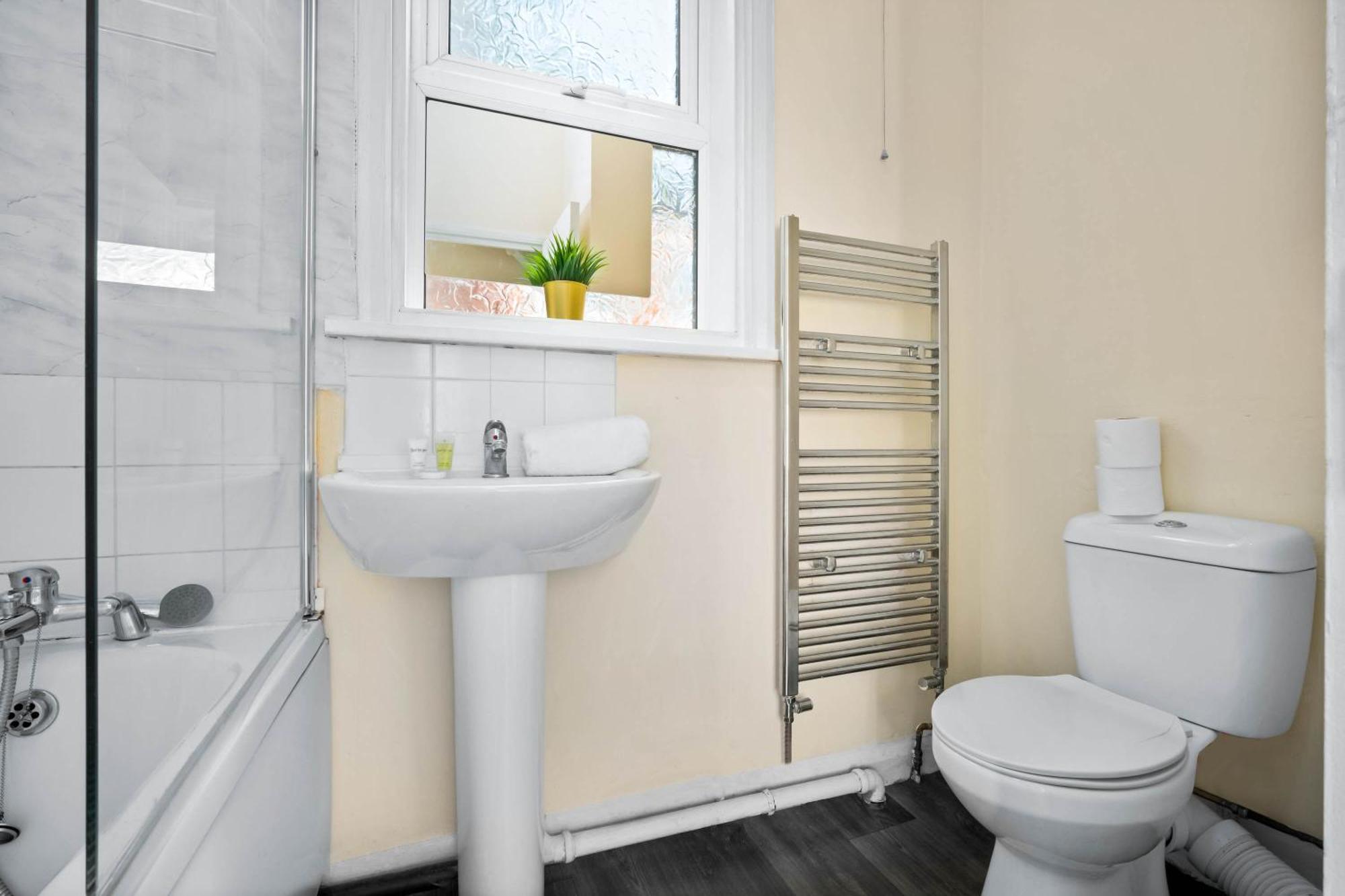 Two Bedroom Apartment - Single Beds - Accommodates 3 - Street Parking - Top Rated -Wbb West Bromwich Exterior photo